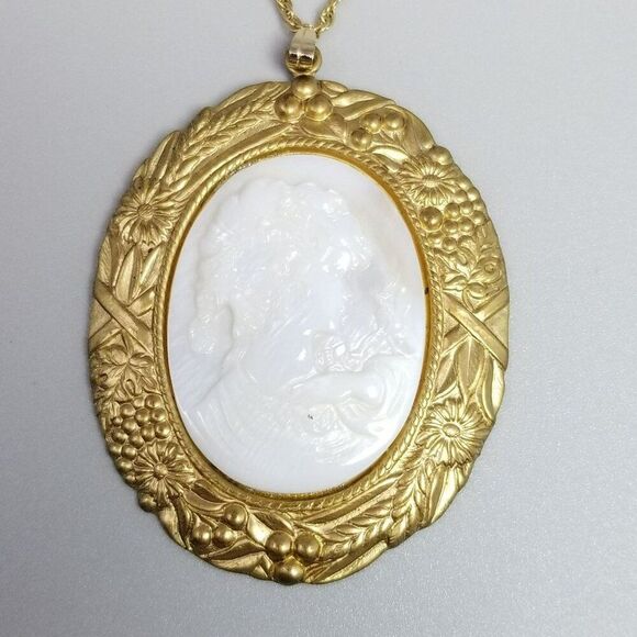 Vintage White Cameo Pendant in Oval Gold Tone Frame, Gold Filled Chain Necklace - Picture 8 of 8